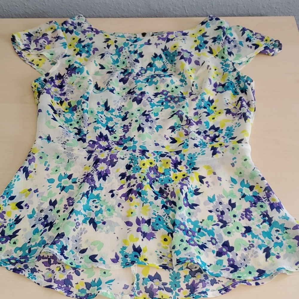 Floral Peplum Top - Picture 4 of 7